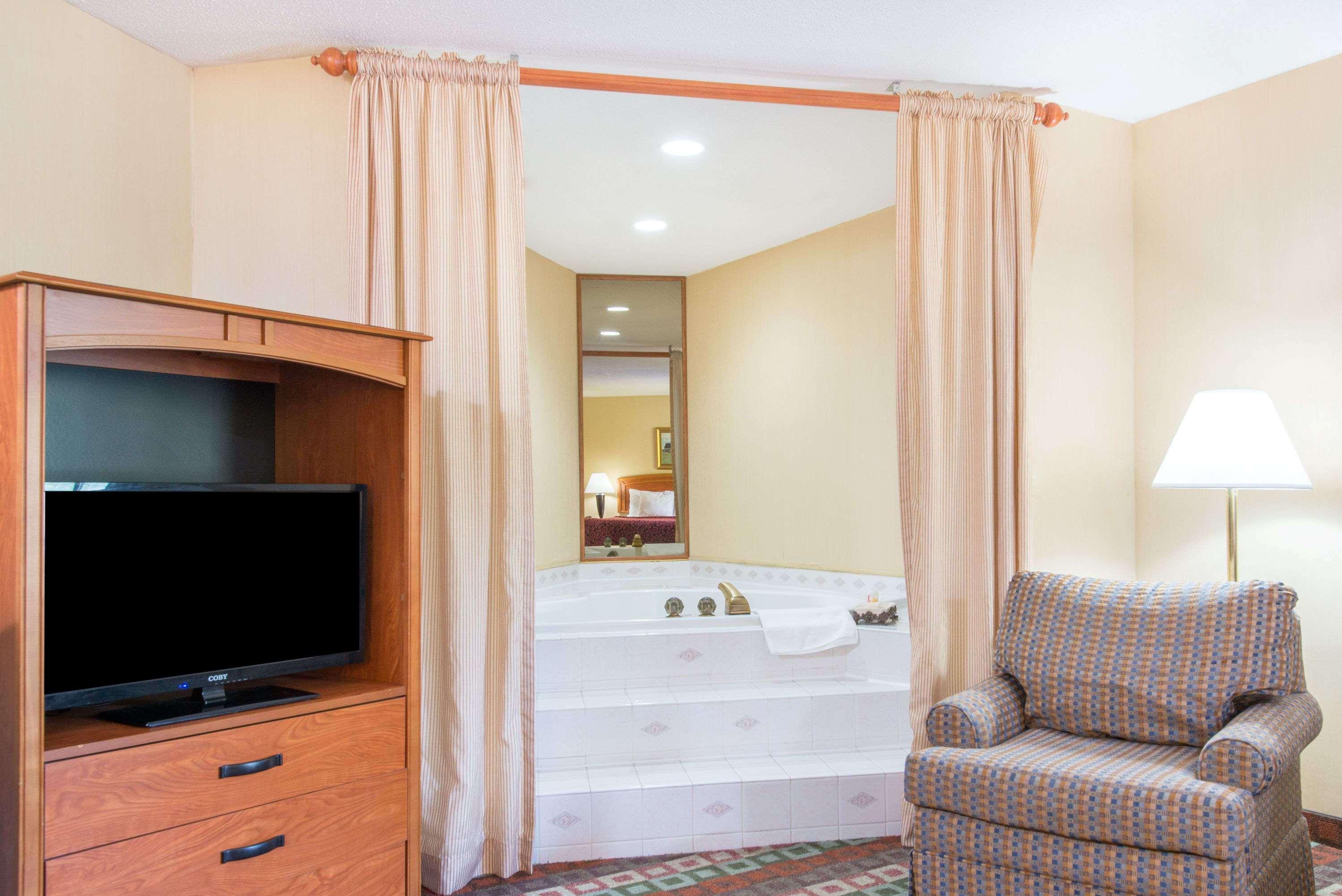 Spark By Hilton Mystic Groton Exterior foto